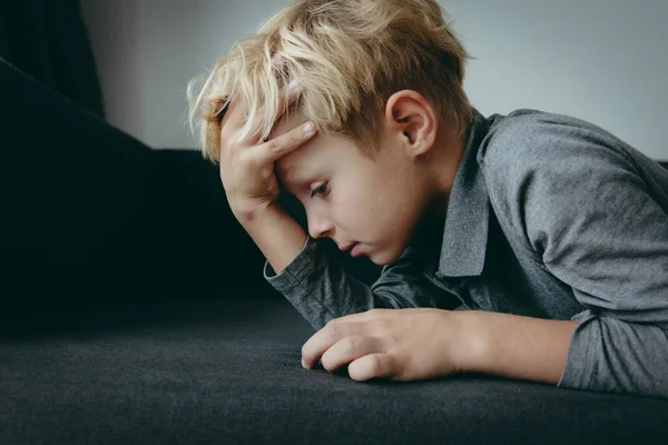 悲伤疲倦的孩子压力和消沉, 超负荷, 焦虑 — 图库照片
