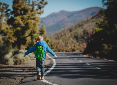 küçük çocuk seyahat dağlarda yolda