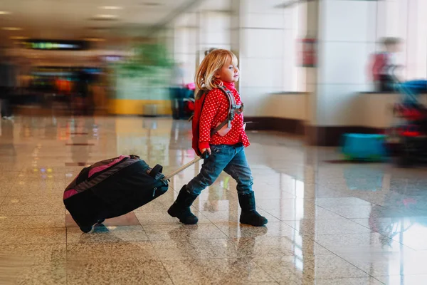 Liten flicka med resväska travel i flygplats — Stockfoto