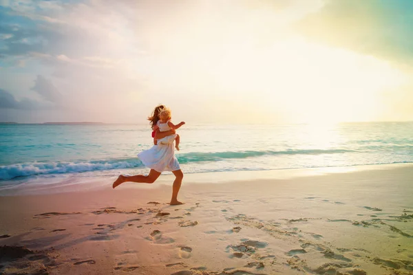 Sogno di vacanza al mare - giovane madre gestita al mare — Foto Stock