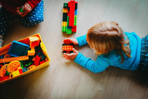 Crianças brincam com blocos de plástico, conceito de aprendizagem — Fotografia de Stock