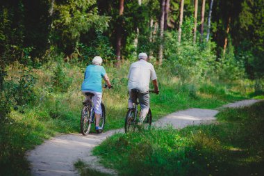 etkin üst düzey çift doğada bisiklet sürme