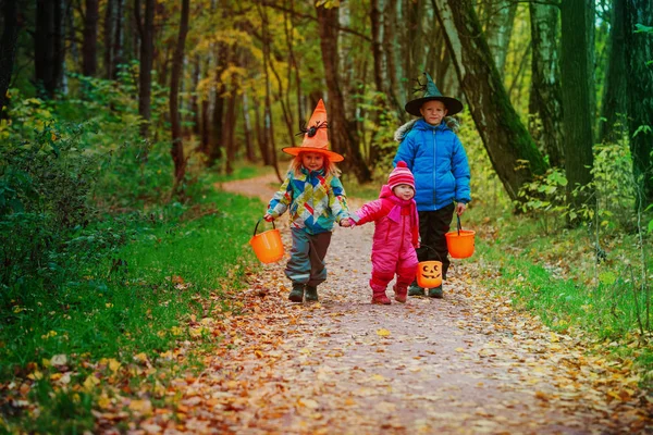 Niños en halloween disfraz truco o tratar en otoño naturaleza —  Fotos de Stock