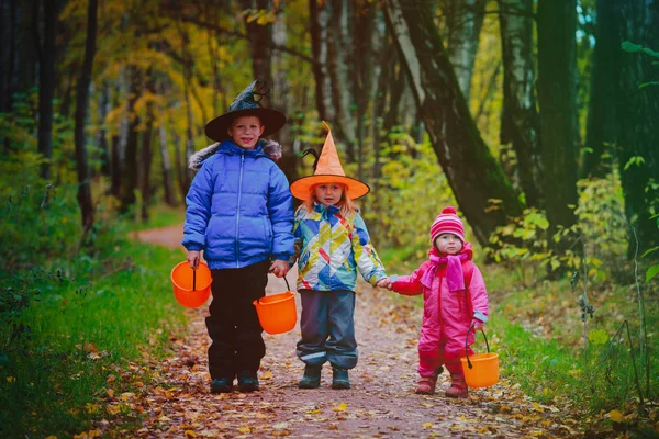 Niños en halloween disfraz truco o tratar en otoño naturaleza —  Fotos de Stock