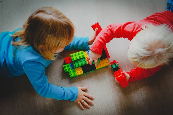 Crianças brincam com blocos de plástico de brinquedo, conceito de aprendizagem — Fotografia de Stock