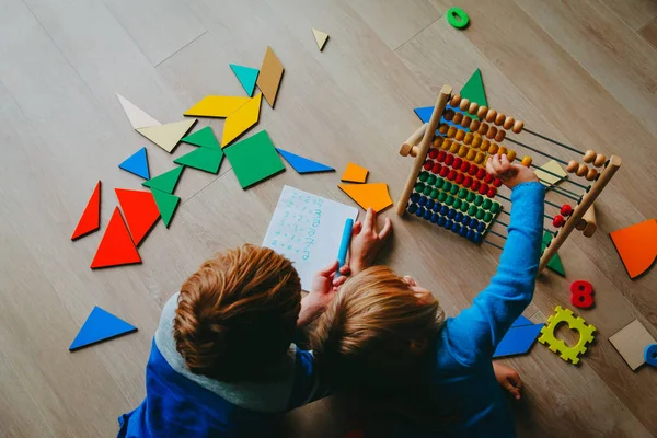 Menino e menina aprender a escrever e calcular números — Fotografia de Stock