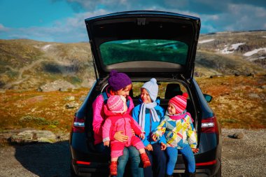 Anne çocuklarla zevk doğada arabayla seyahat
