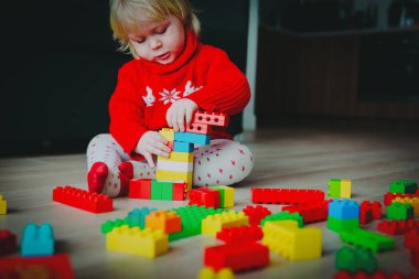 renkli plastik blokları ile evde oynarken küçük bebek