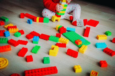 küçük bebek renkli plastik bloklarla oynama