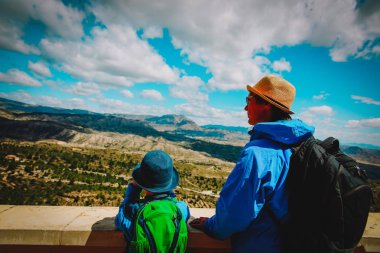 Baba ve oğul dağlar, seyahat kavramı seyir doğa, seyahat