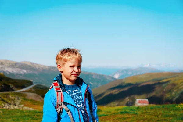Glad liten pojke Fotvandring resa i naturen — Stockfoto