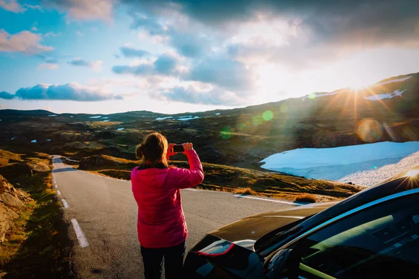 Turistické dělat Fotografie přírody při cestování autem v horách při západu slunce — Stock fotografie