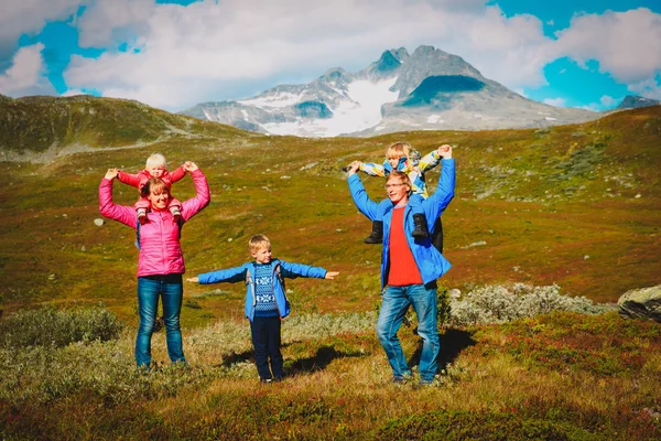 Lycklig familj med barn vandring resor i bergen — Stockfoto