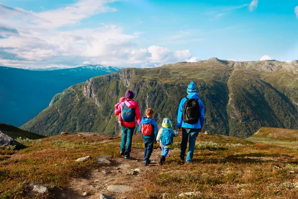 Rodina s dětmi, pěší cestování v malebných horách, Norsko — Stock fotografie