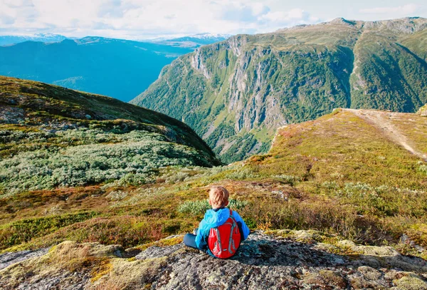 Liten pojke resor vandring i bergen, familjen i naturen — Stockfoto