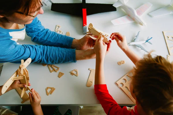 Maestro y niños haciendo aviones de juguete, concepto de aprendizaje — Foto de Stock
