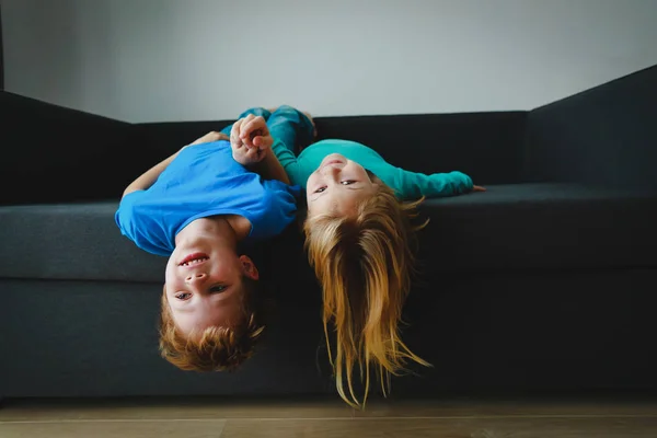 Barn - liten pojke och flicka-ha kul spela hemma — Stockfoto