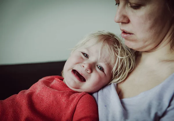 Mother comforting crying little baby, parenting concept — Stock Photo, Image