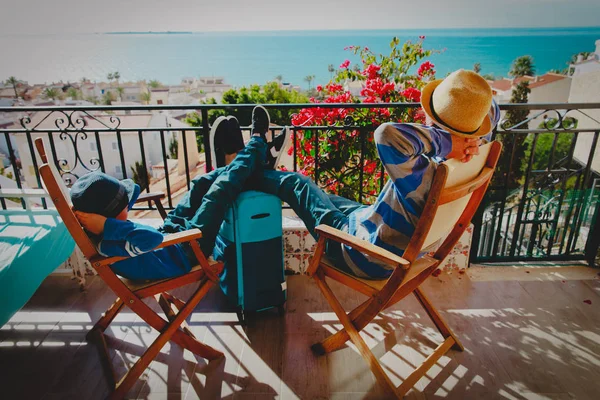 Pai e filho relaxar no terraço varanda com mala, conceito de viagem — Fotografia de Stock