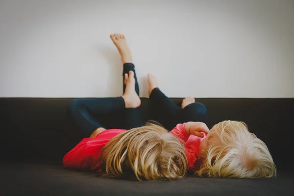Дети отдыхают дома - домашний комфорт и лень — стоковое фото