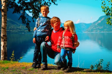 Babası doğada küçük oğlu ve kızı seyahat ile