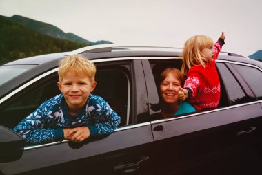 mutlu aile-anne ile oğlu ve kızı-seyahat araba ile