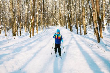 Genç çocuk Kayak Kış doğada, mevsimsel spor