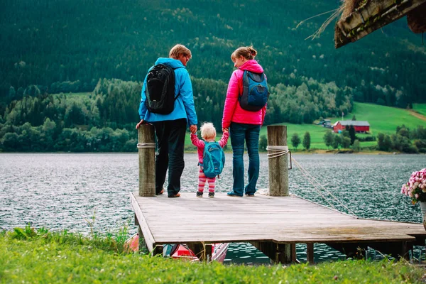Rodina s malou holčičku cestování pěší turistika v přírodě — Stock fotografie