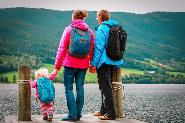 Familie med lille baby pige rejse vandreture i naturen - Stock-foto