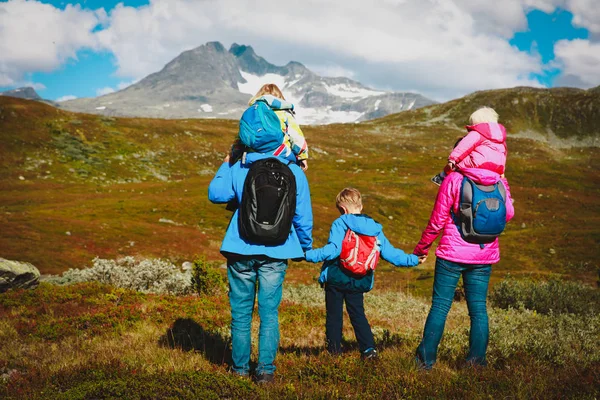 Familj med barn vandring i bergen, natur resor — Stockfoto