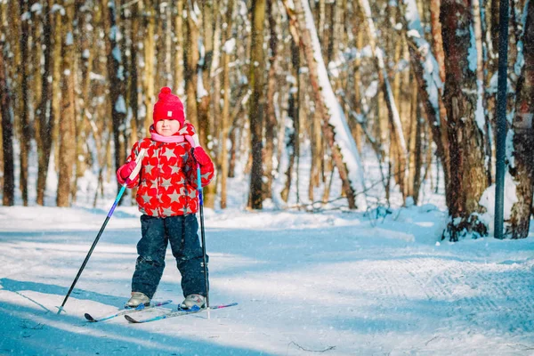 Niña esquí en invierno naturaleza, estilo de vida activo — Foto de Stock