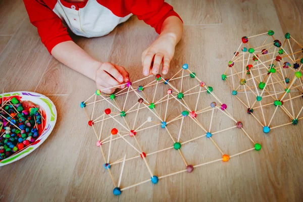 Детские геометрические формы, инженерное и STEM-образование — стоковое фото