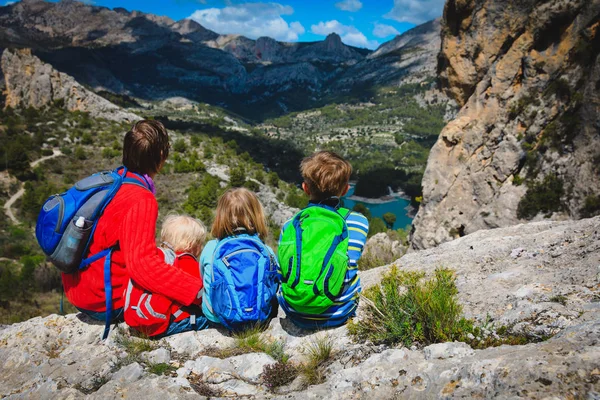 山、Guadalest、アリカンテ、スペインでハイキング子供旅行の父 — ストック写真