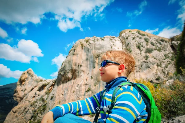 Petit garçon avec sac à dos randonnée en montagne — Photo
