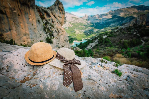 Deux chapeaux en montagne de Guadales, Alicante, vacances en Espagne — Photo