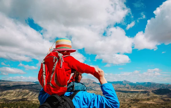 父亲和小女儿旅行在山里徒步旅行 — 图库照片