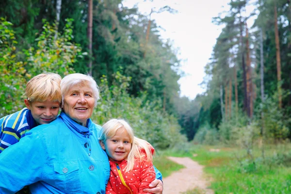 Glad mormor och barnbarn gillar att vara tillsammans i naturen — Stockfoto