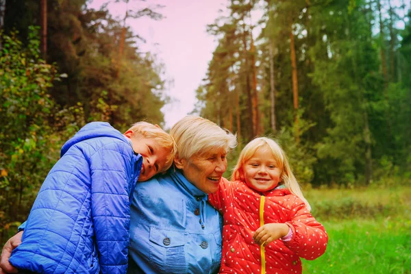 Avó feliz e netos gostam de estar juntos na natureza — Fotografia de Stock