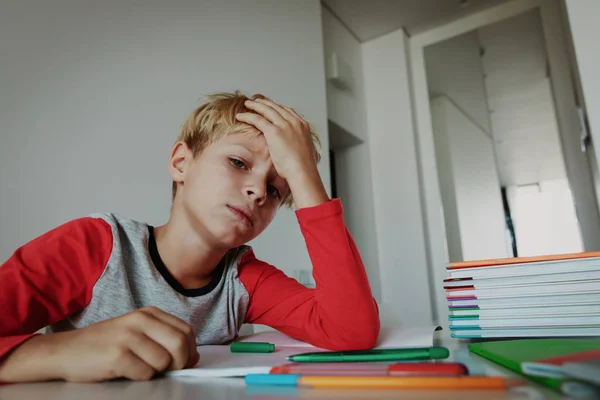 Petit garçon fatigué de faire ses devoirs, ennuyé, épuisé — Photo