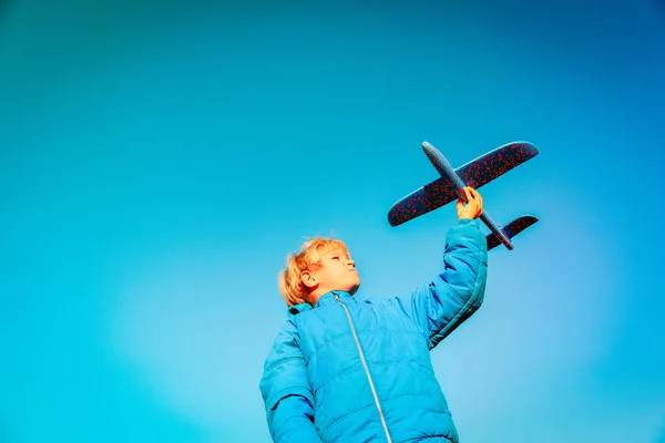 Giovane ragazzo giocare con giocattolo giocare a cielo — Foto Stock