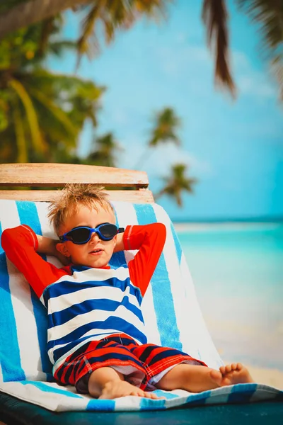 Mały chłopiec spokojny na tropikalnej plaży latem — Zdjęcie stockowe
