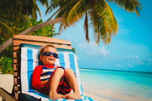 Bambino rilassato sulla spiaggia tropicale estiva — Foto Stock