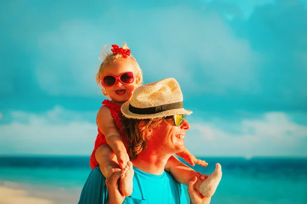 아버지와 작은 딸 열 대 해변에서 재생 — 스톡 사진