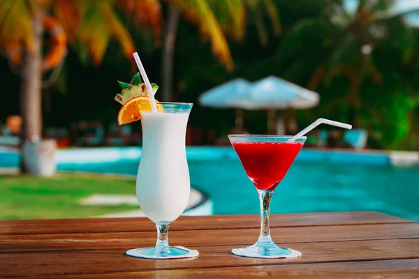 Два коктейля на роскошном пляжном курорте, роскошные путешествия — стоковое фото