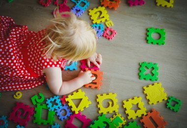 küçük bebek kız numaraları ve matematik öğrenme