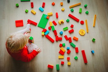 küçük bebek renkli plastik bloklarla oynama