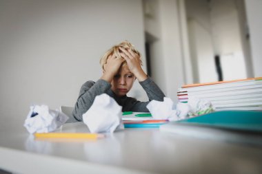 ödev yapmak vurguladı okuma, küçük çocuk yorgun