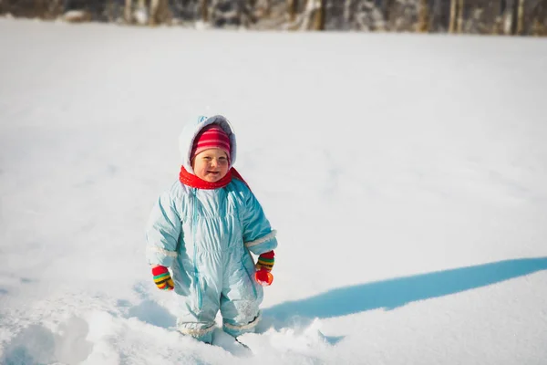 Bonito pequena criança menina no inverno natureza — Fotografia de Stock