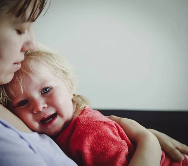 Madre reconfortante llorando pequeño bebé, cuidado y apoyo —  Fotos de Stock