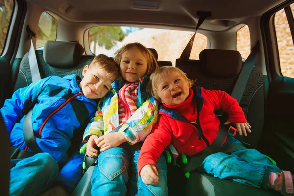 快乐的孩子乘车旅行, 家庭冒险, 度假概念 — 图库照片